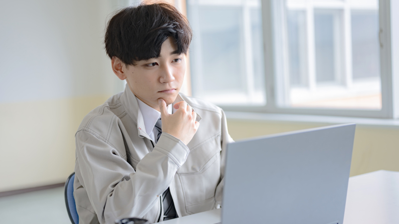 パソコンを見ている男性の写真